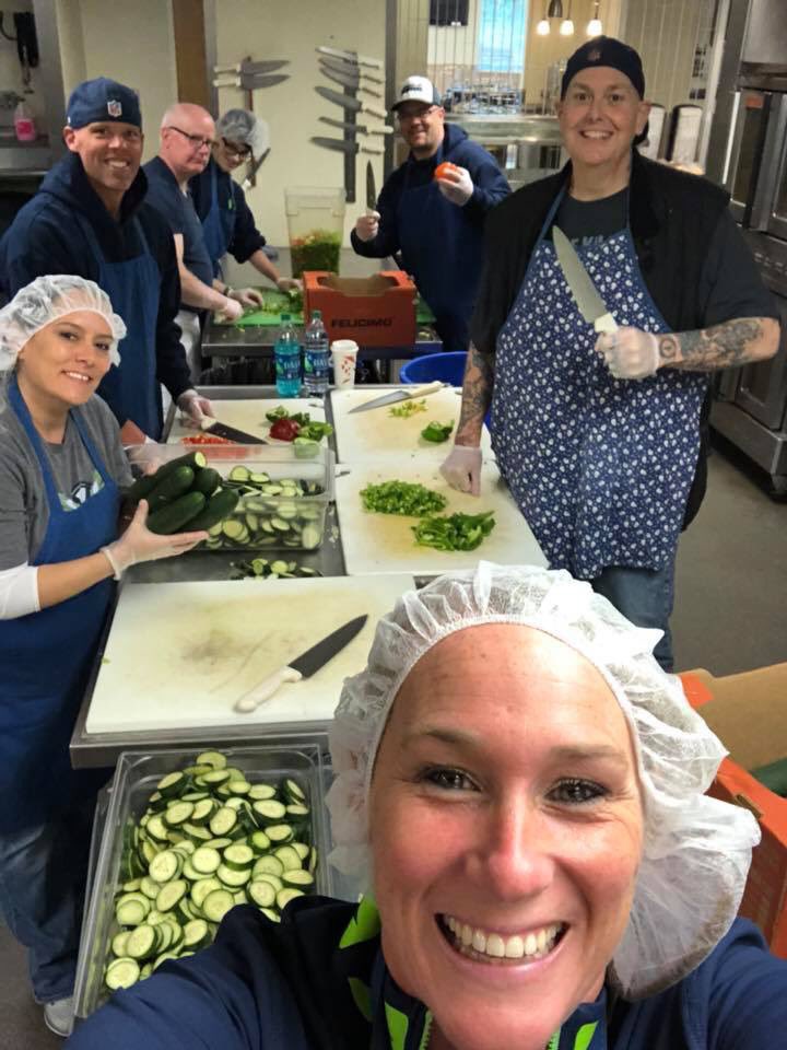 BigLo66's tweet image. #WHEREiROOT With my @wheelsofboomcc family at @RescueMissionUS in Tacoma spreading @Mariners love!! #GoMariners #TrueToTheBlue #GivingBack #Easter2018