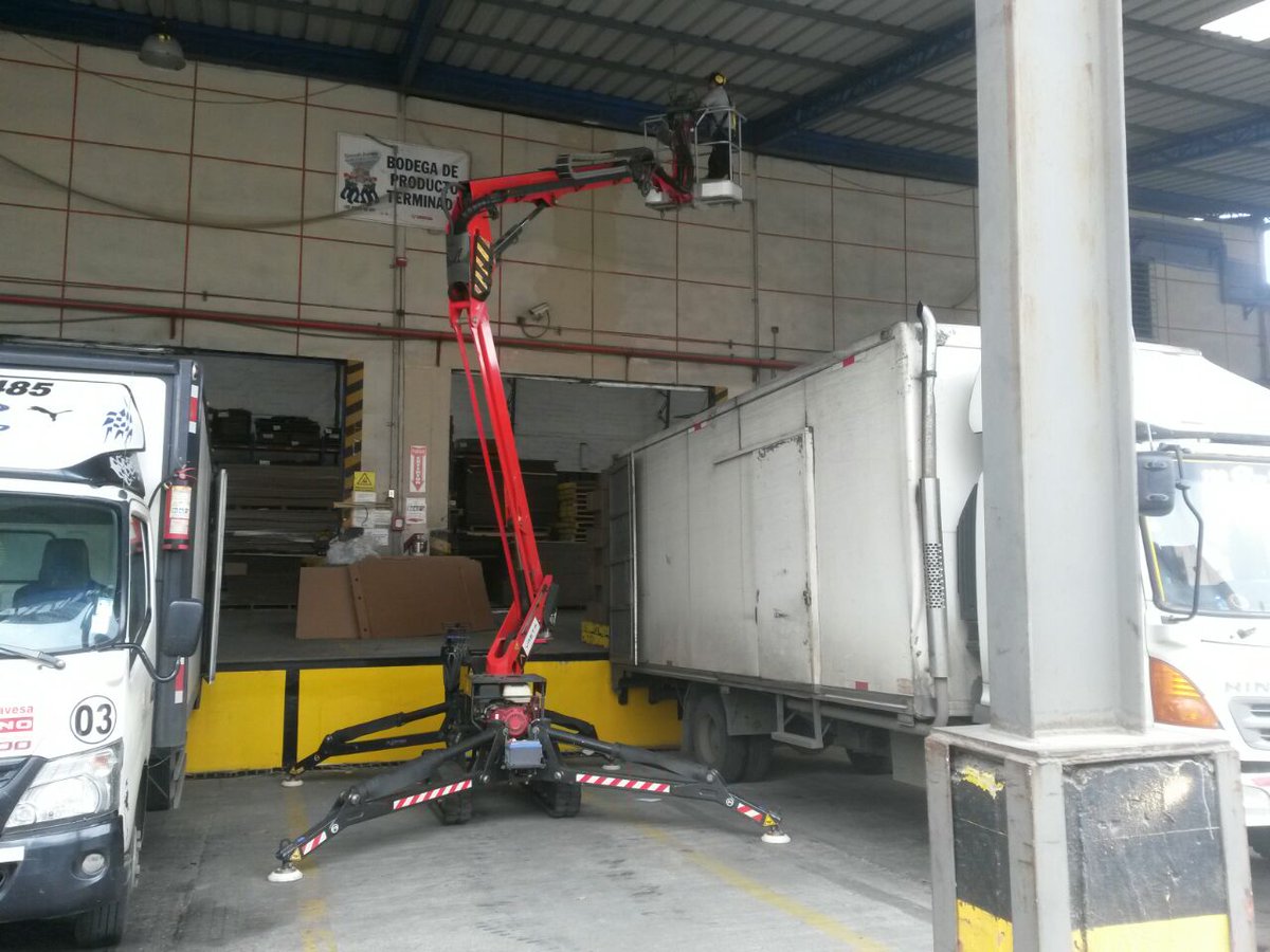 VAETAecuador's tweet photo. Otra ventaja de los elevadores #PlatformBasket es su capacidad de nivelarse en suelo irregular y desnivelado, aquí en una rampa de carga https://t.co/2ZWFuy5U9u