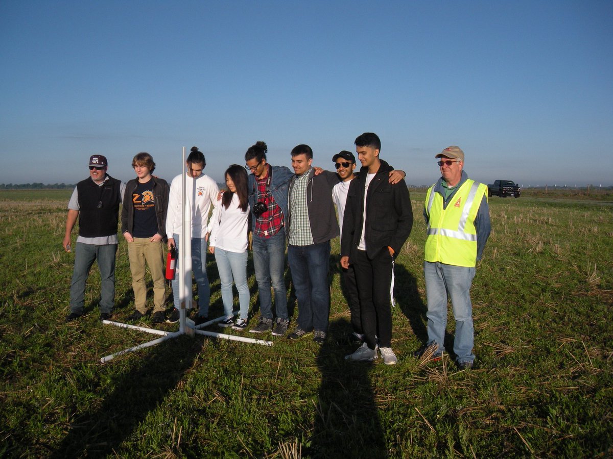 dwmzmm's tweet photo. @7L_engineering @Ted_Vierling The Seven Lakes Engineering Society Rocketeers at their official launch attempt in Brookshire this weekend: https://t.co/FoI9PbbIZL
