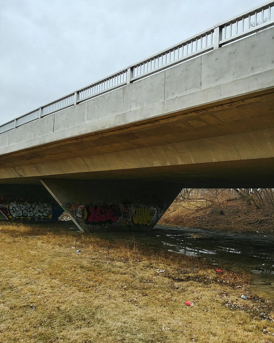 cstwrt's tweet photo. Spatial addendum: shelter, congregation, graffiti, party cups...
#documentinglandscape https://t.co/4ZgqnNalP8