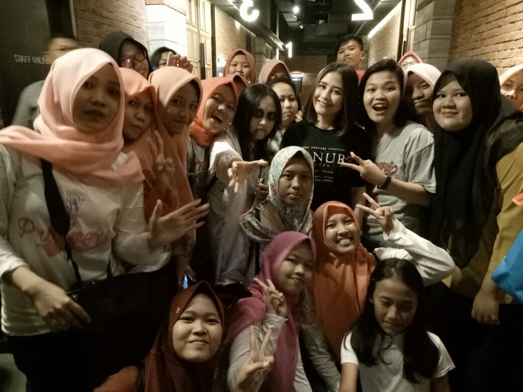 PrillversKrw's tweet photo. Terimakasih kesayangan udah mau mampir ke kota kita @PrillyBie see youu sehat terus yaaa kaa dan sukses untuk film nyaa 😘 https://t.co/PVafVaSsw5