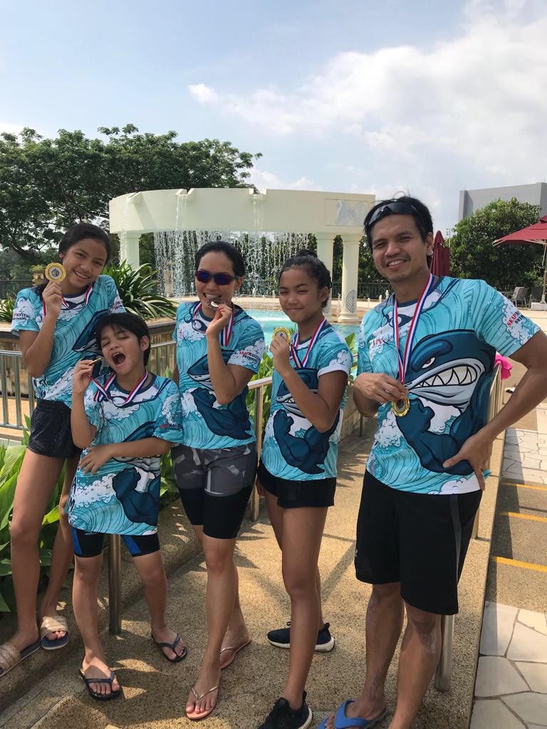 akuatikid's tweet photo. Kedua Family Relay Team ini berhasil meraih medali. Medali emas berhasil diraih oleh Keluarga Harlin Rahardjo dan medali perak berhasil diraih oleh Keluarga Reza Pribadi.

#MastersSwimming #SEAPMastersSwimming #SEAPMasters2018 #FamilyRelay #RenangIndonesia https://t.co/e3EealAN1N