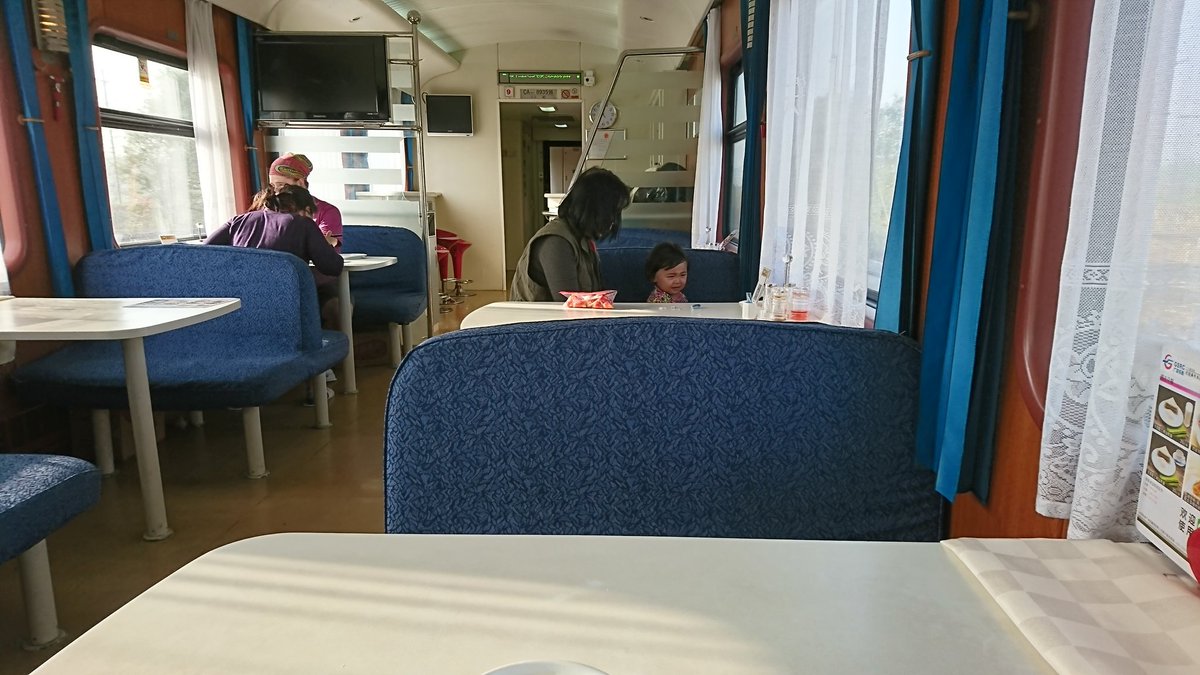 Trains2Aberdeen's tweet photo. Morning, if you feel hungry on the HK to Beijing #ThroughTrain, head straight to the restaurant car. The food there is reasonably priced, or you can get Bento, which is a cheaper option. #Food #FoodOnTrain https://t.co/lM8tdAuCAm