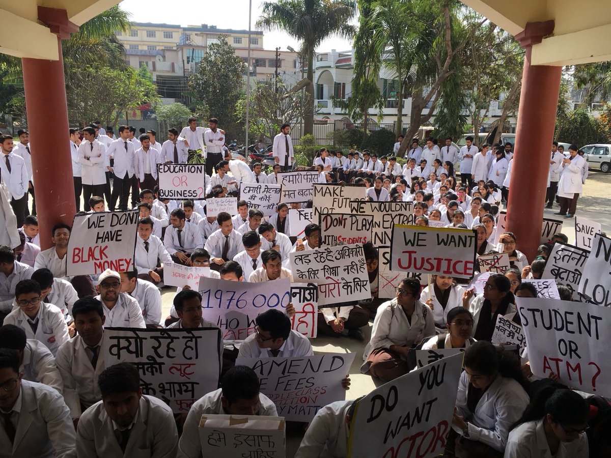 AkshitVashisht8's tweet photo. More than 144 hours of our  strike we are sitting on road day and night but management is not given any  attention to this #doctorsnotbanks @narendramodi @PMOIndia @JPNadda @ravishndtv @sudhirchaudhary @RajatSharmaLive @harishrawatcmuk @HRDMinistry https://t.co/ve2MXz17zE
