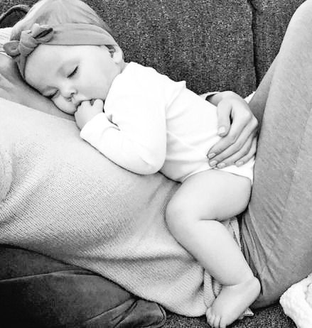 sofiaxjz's tweet photo. meu presentinho precioso em forma de amor, com seu jeitinho puro e doce, e dona do sorrisinho mais encantador de todo esse mundo. {minha sasa, mamãe te ama muito ❤️} https://t.co/ZorQMKsJjz