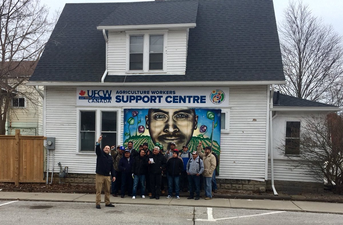 sinfronterasESC's tweet photo. This #Easter don’t forget that local &amp; migrant farmworkers feed our communities, they deserve full &amp; equal rights #right2unionize #UFCW #canlab #cdnpoli #onpoli #makeitfair #15andFairness https://t.co/gzXVfZSTEB