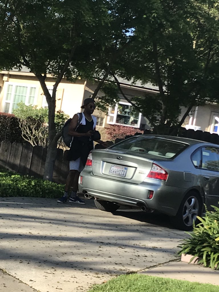 D_Furts's tweet image. R&amp;amp;B Artist @niconievesmusic spotted getting out of his car in Modesto, CA.