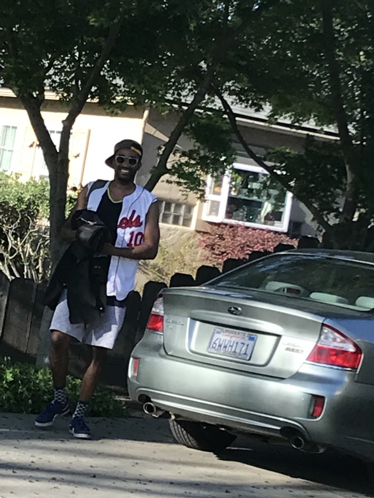 D_Furts's tweet image. R&amp;amp;B Artist @niconievesmusic spotted getting out of his car in Modesto, CA.