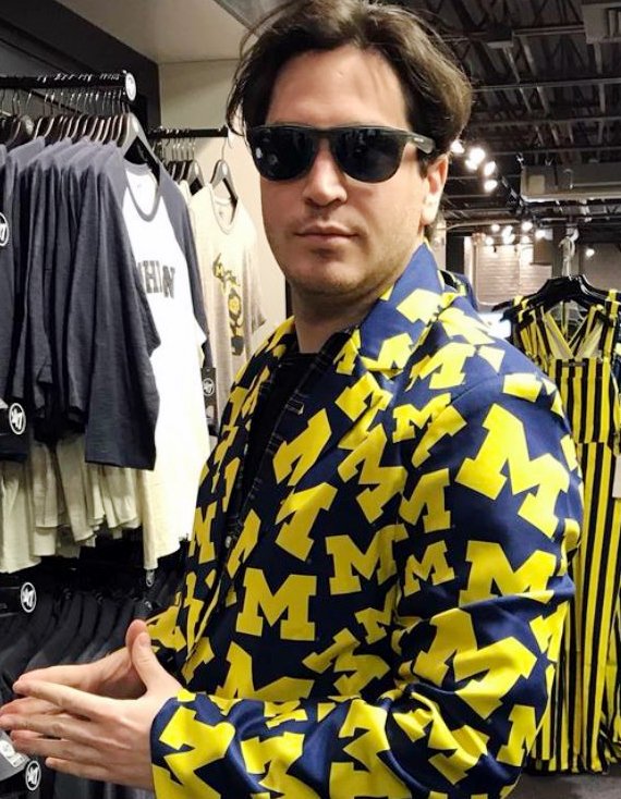 DeadlineDetroit's tweet photo. So, what are *you* wearing tomorrow, #Wolverines fans?
#Detroit PR man @JakeSerwer (@UMich '09) is ready to come correct. Don't judge -- he's not wearing those overalls in the background.
Photo by @Steph_Steinberg | @umichbball #GoBlue #FinalRound2018 https://t.co/6cG1lKblcK