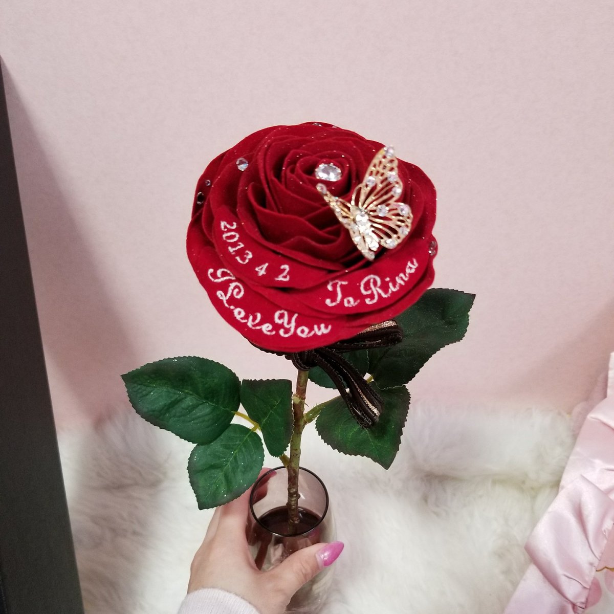 Othayamama's tweet photo. ♥️5th year anniversary♥️
旦那からプレゼントもらった😭💕
バラの部分がベルベットみたいな感じで
茎もすごくリアルなの😭
アートフラワーってゆうらしい🌠
ダイヤモンドをパウダーにして
ちりばめてあるらしくキラキラ✨
一生残るものだから嬉しい(´；ω；`) https://t.co/FpbT4FMikt