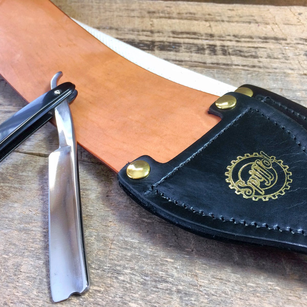 Spiffoman's tweet photo. Honing in on this beauty of a strop! 👊😎 #spiffo #spiffoman #strop #strops #sharpen #sharpening #hone #honing #straightrazor #leather #leatherstrop #leatherwork #leathercraft #handcraft #shellcordovan #shaving #wetshaving #shave #shaveoftheday #sotd #accessories #barber https://t.co/fWT4hPiQVL