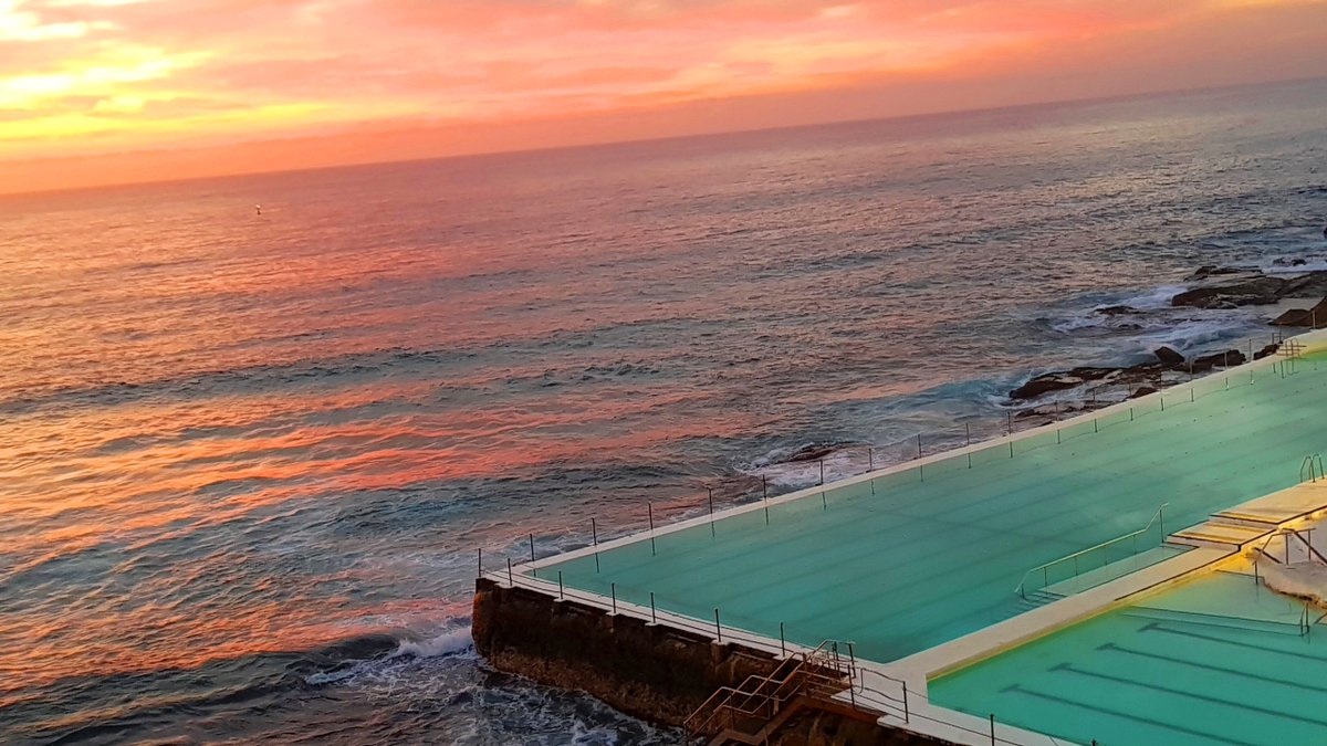 CherScheff's tweet photo. This morning by the #IcebergsPool at #BondiBeach #Sydney waiting for the sun to rise #Mondayskies #Autumn #April2nd2018 #StormHour https://t.co/jbvCTeWv1S