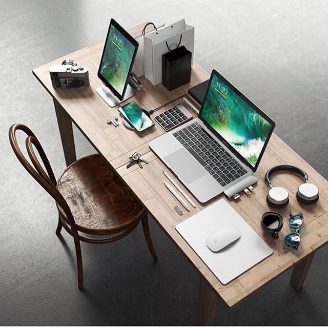 rushfaster's tweet photo. Looks like a productive space. Powered by @satechi https://t.co/WeCMbiyab7 #rushfaster #everydaycarry #edc https://t.co/kDdu3np5bB