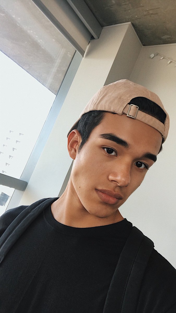 anthonymillan_'s tweet photo. I never wear hats anymore https://t.co/Pg25hXetnD