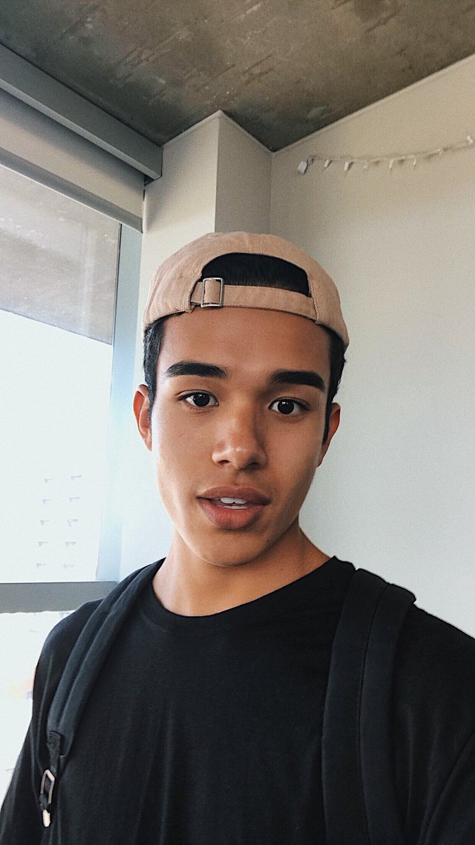 anthonymillan_'s tweet photo. I never wear hats anymore https://t.co/Pg25hXetnD