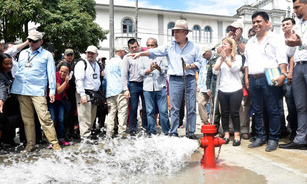 infopresidencia's tweet image. Este lunes, el presidente @JuanManSantos viajará a Mocoa para hacer seguimiento a los avances de la reconstrucción de la capital del Putumayo. Todos los detalles: goo.gl/eJmBZi #AsíAvanzaMocoa