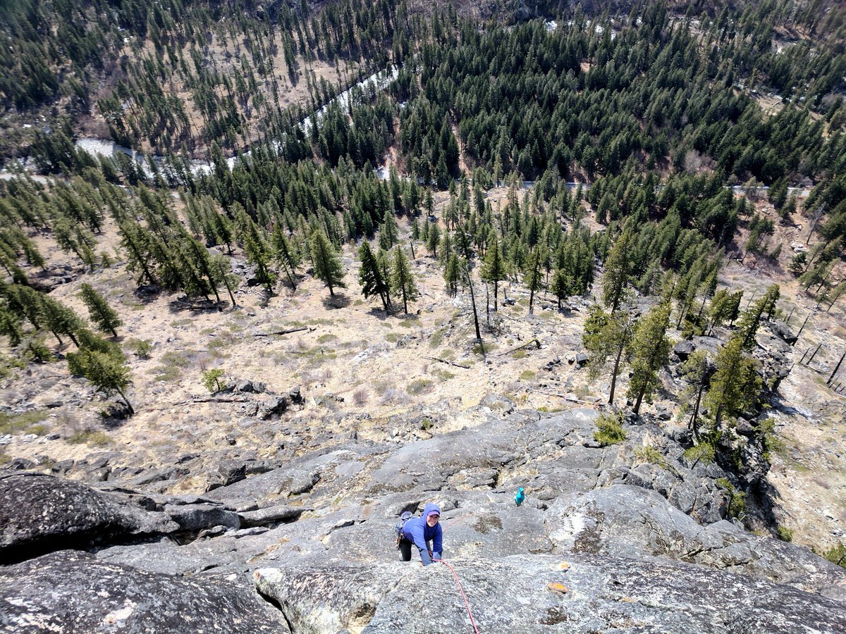 KelleyBayernWX's tweet photo. If you look closely you might see a bear. 🤔 #ClimbWA #PNW #Leavenworth #IcicleCanyon #tradisrad https://t.co/Oo4tQZ31GJ