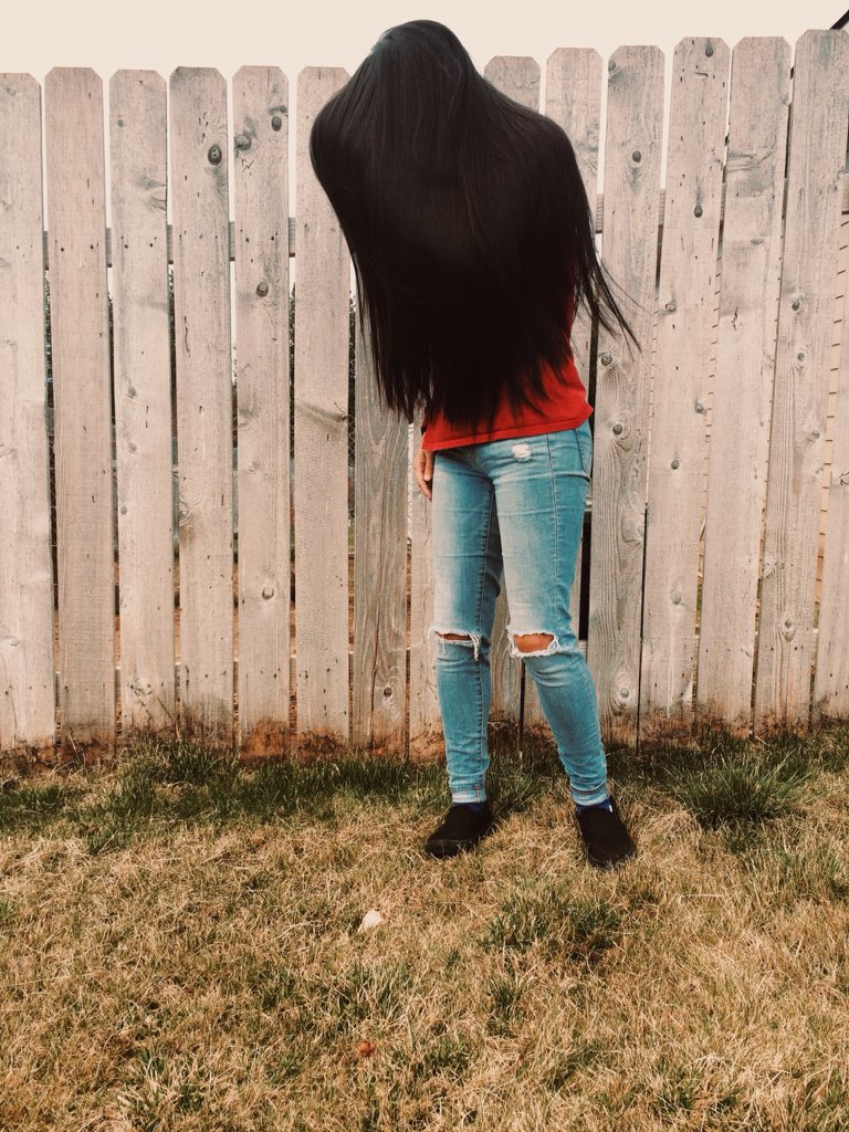laliyah_watah's tweet photo. i was in the middle of a hair flip 💁🏽♀️ but can we take a second to appreciate how pretty my hair looks 😭 #nativehair https://t.co/nU9nVijZF4