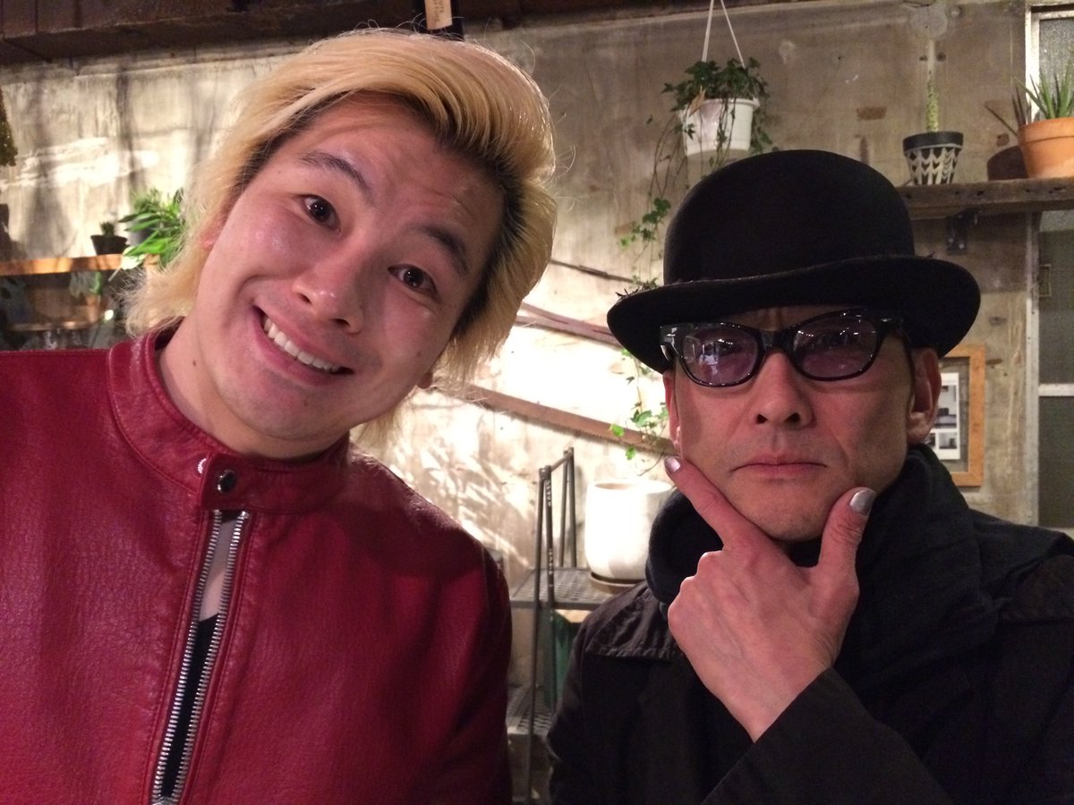 株式会社ジュデコン No Twitter 赤と黒 再び つまり あの番組がパワーアップして帰ってきます 詳細は又後日 お楽しみになさっていてください 私服もred Blackな二人 カズ レーザー メイプル超合金 吹越満 不思議な本ご紹介番組 日本テレビ