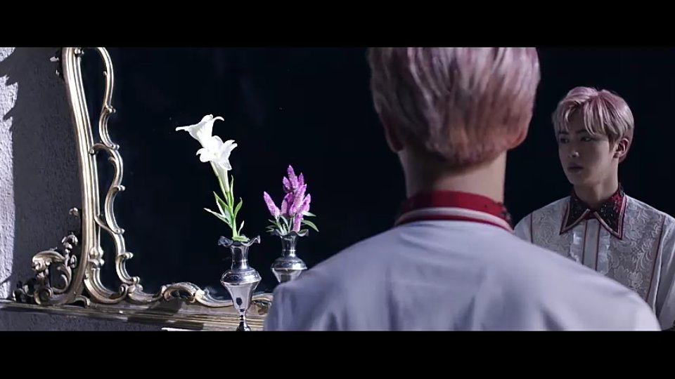 larijkjm's tweet photo. Gente e se o Jin estivesse em outra dimensão, como a divisão seria o espelho, e os glitch seriam ele entrando para a dimensão dos meninos?

#BTSGlitchParty https://t.co/wH0bLqRd6m