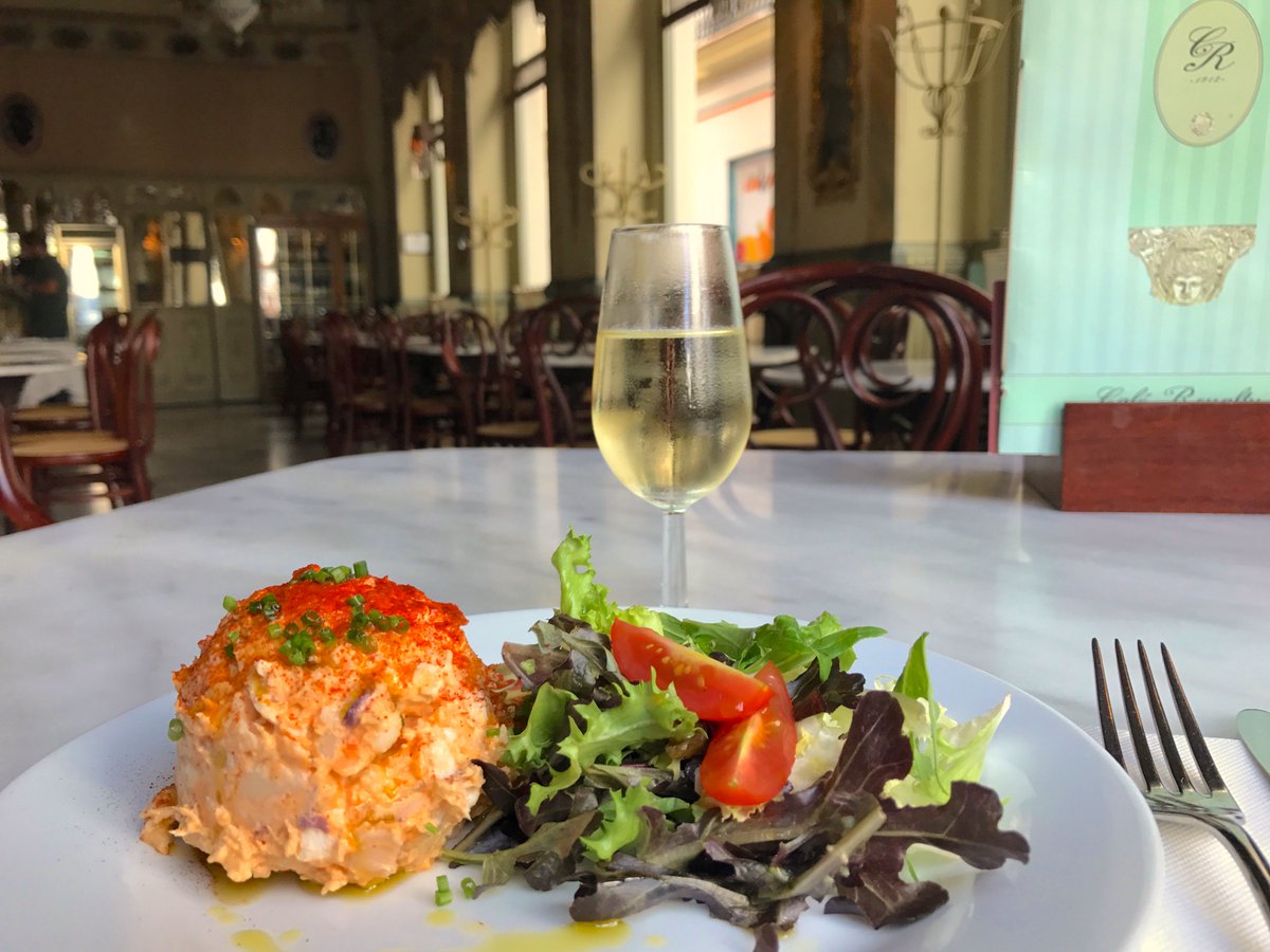 CafeRoyalty's tweet photo. ¿Y si festejamos que abril ya está aquí con una deliciosa tapa de ensaladilla de pulpo acompañada de una manzanilla de Sanlúcar? Te esperamos en la plaza de Candelaria ¡Feliz semana! #gastronomía #Royalty #food #tapa #Cádiz #abril https://t.co/QSCRcOywwb