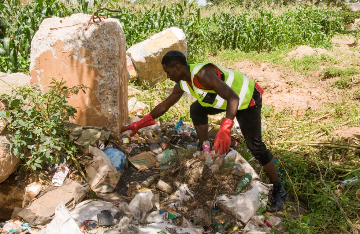 LBComms's tweet photo. There is no such thing as 'away.' When we throw anything away, it must go somewhere😉. Pick! Drop! Care! Manja Pamodzi
#MondayMotivation #ManjaPamodzi #PickDropCare #Recycle #Zambia Recycle https://t.co/tLtEfA2eI0