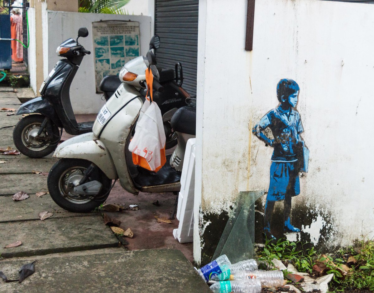 Understandably, the boy is not impressed.
#streetsofkochi #irony #india #streetart #tcap #publicart