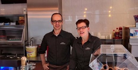 in_eibergen's tweet photo. De ondernemer van de maand april is… Harry’s Snackcounter!

@andrederaad ging met Dennis en Monique in gesprek. 

Lees je mee? 

https://t.co/AHyR2ZitHp https://t.co/tMiHnbNsVI