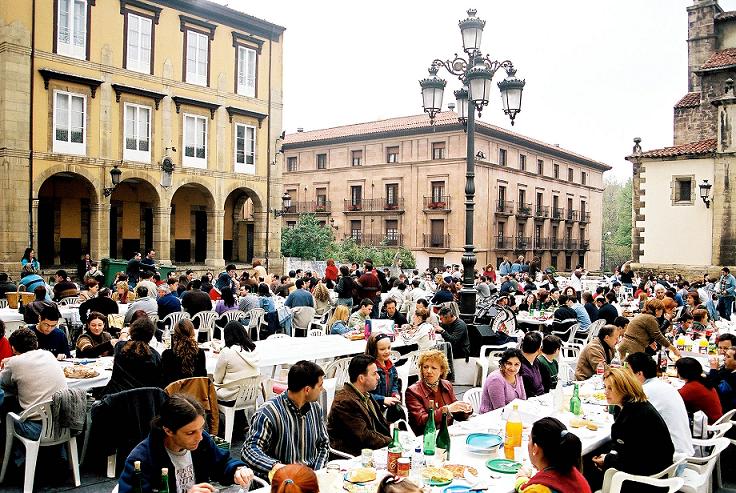 ondacerogijon's tweet photo. #Avilés celebra hoy su tradicional comida en la calle. Las del casco histórico esperan a 14.430 comensales. Es el acto más multitudinario de las fiestas de #ElBollo2018 https://t.co/Q88uI5AKDi