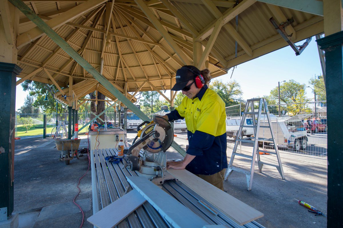 If you’re heading to Lake Weeroona over the school holidays please note that part of the car park near the toilets will be closed on Tue Apr 3, Wed April 4 &amp; Mon Apr 9. 

Parking is still available at the Weeroona Rowing Club, Napier St car park and the car park off Nolan St 👍