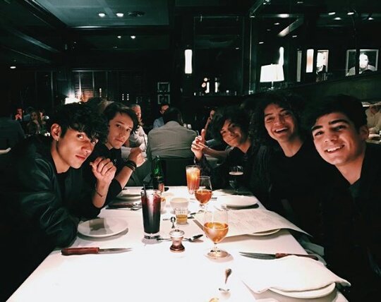 poulettetsv's tweet photo. ❝Y ahora escribiendo y pensando en ellos, siento que los conozco desde que nací. Todos tienen esas cualidades y valores que buscamos en el mejor amigo que alguien pueda tener en su vida.❞
—Alonso Villalpando.

#NuestraHistoriaCD9 #5AñosDeCD9 https://t.co/lgjz8Xmrs8