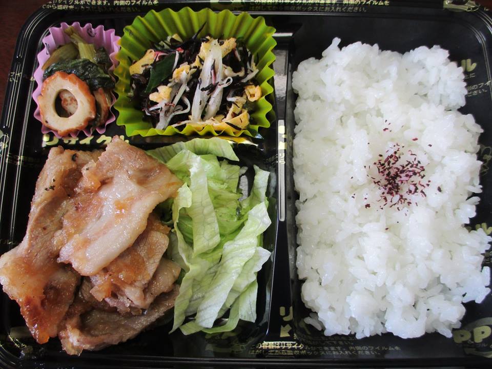 KobeYWCA's tweet photo. #今日のわいわいランチ は、#豚肉の生姜焼き #レタスと炒め玉ねぎ添え #ひじきの酢のもの #小松菜とちくわの炒り煮でした。#神戸YWCA分室
#todayslunch
#ginger #pork
#hijiki and #veggies in #vinegar
#simmered #komatsuna and #chikuwa, #tubelike #fishcake
#lunchdeliveryforseniors #kobeywca https://t.co/1tIlfZgNdr
