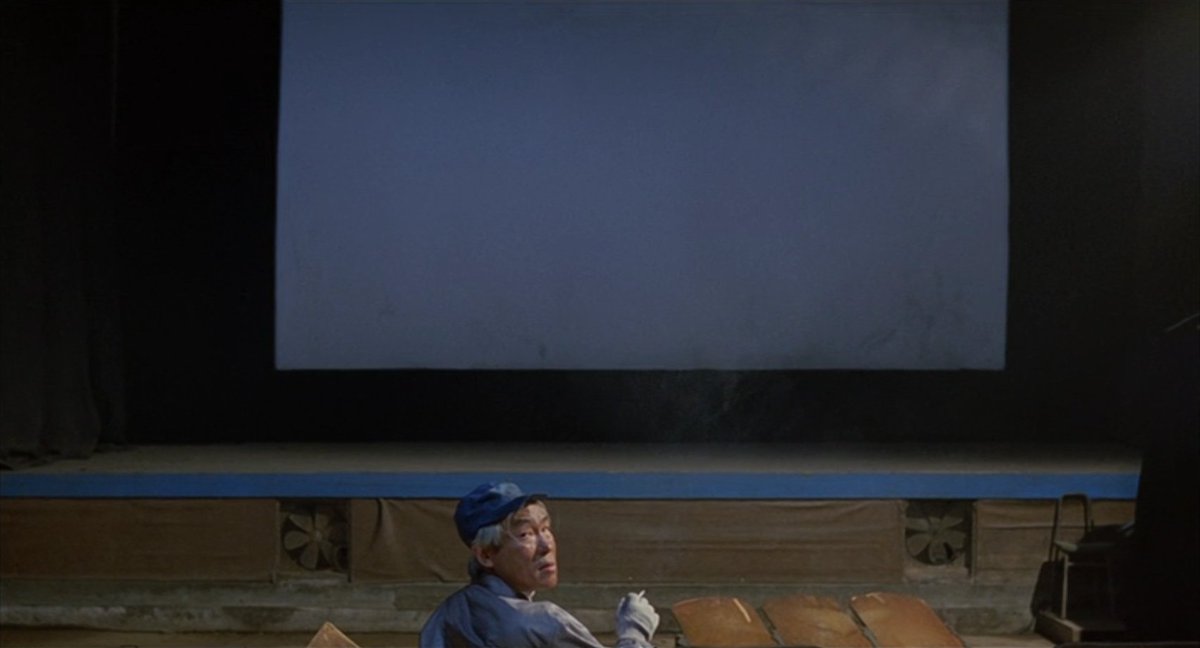 <그들 각자의 영화관>(2007) 중 두 번째, 기타노 다케시, <어느 좋은 날> 속 스크린과 영사실 창문 *상영되는 영화는 기타노 다케시가 연출한 <키즈리턴>...