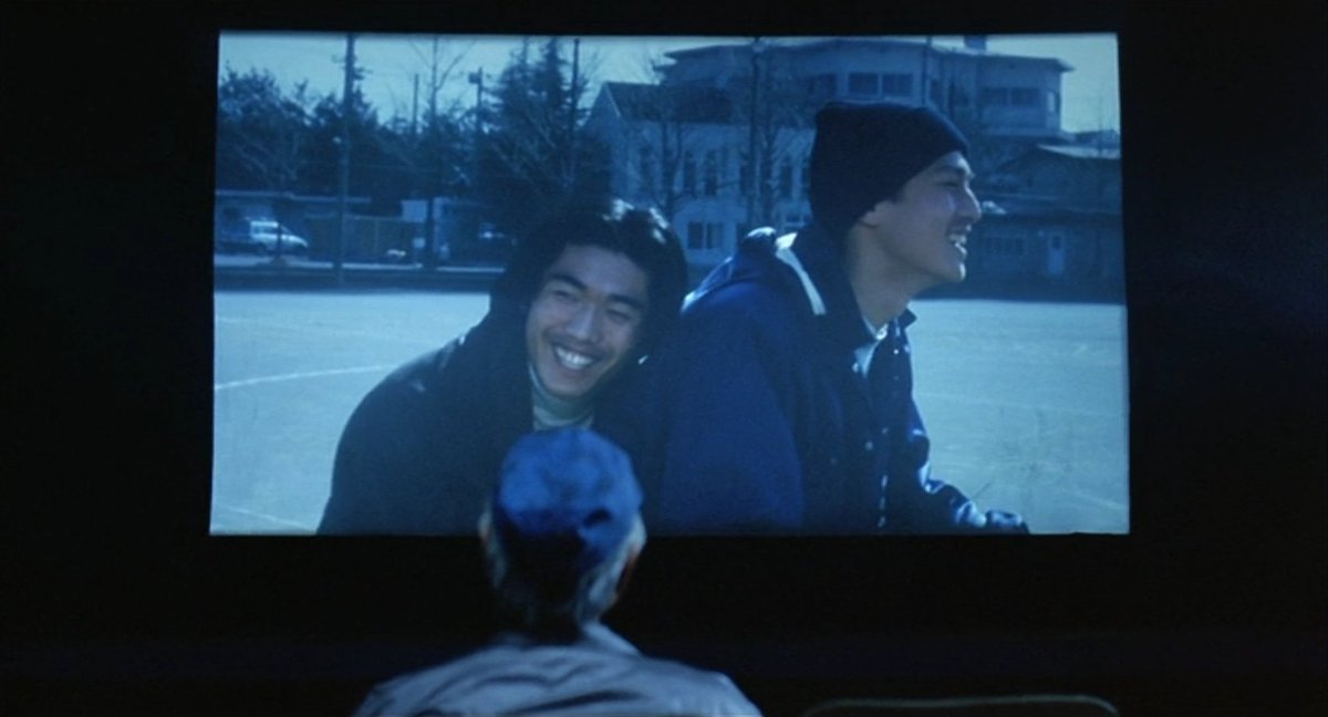 <그들 각자의 영화관>(2007) 중 두 번째, 기타노 다케시, <어느 좋은 날> 속 스크린과 영사실 창문 *상영되는 영화는 기타노 다케시가 연출한 <키즈리턴>...