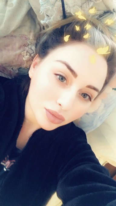 Snap chat anyone?! See everyone tomorrow I hope everyone has an amazing Easter!!🐣 Kisses! 🐰 https://t