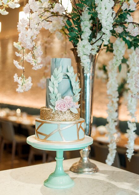 Beautiful new wedding cake design shot by <a href="/KateNielen/">Kate Nielen</a> with flowers by @bergdorfsflower