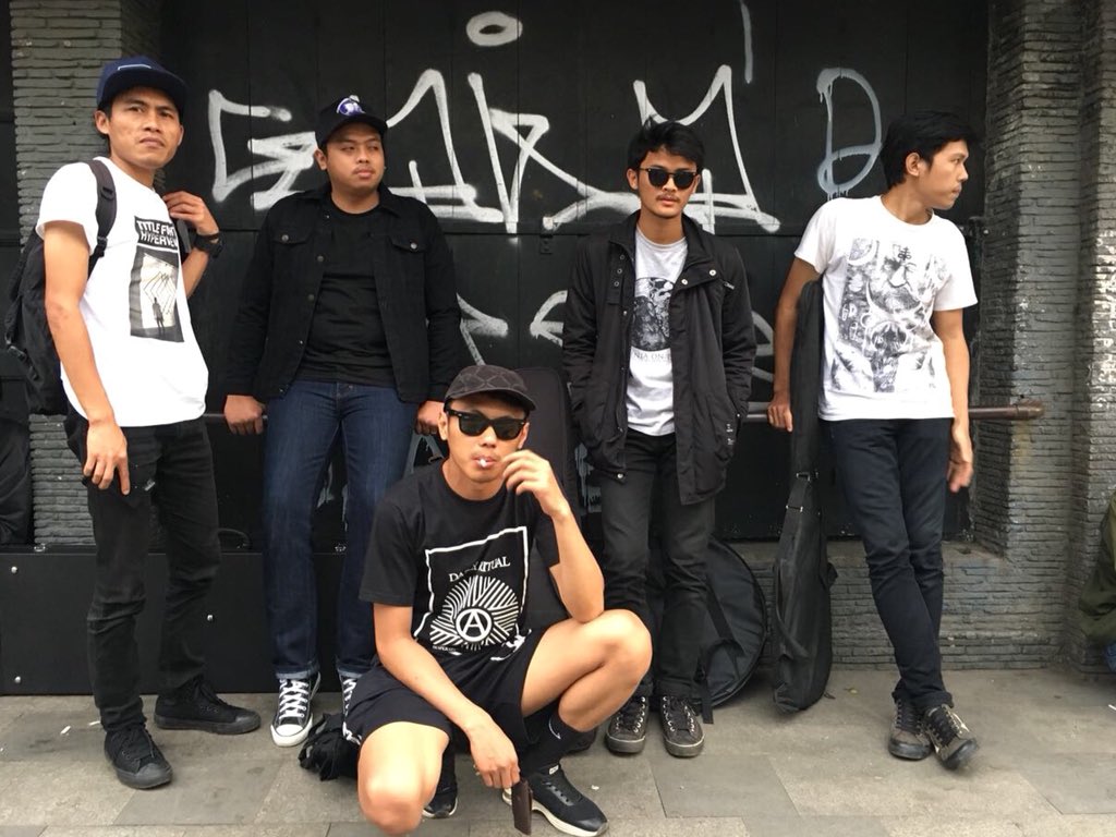 Bandung, terimakasih untuk ramah-tamahnya, untuk @woo_kolektif @rumahkultur <a href="/landofzombie/">Zombieland</a> dan untuk semua kawan-kawan yang hadir dan berkontribusi hari kemarin. Sampai jumpa di berbagi keringat selanjutnya.
Tabik!
-
Didit Septiadi
#durga #durgabuas