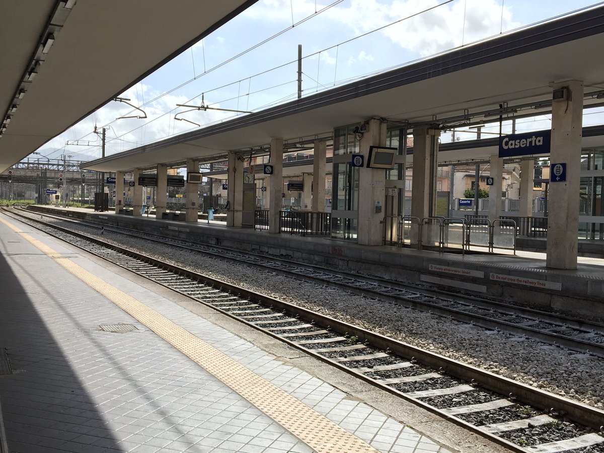 Carlo_cp's tweet photo. @fsnews_it A Pasquetta, o nei giorni festivi primaverili, ti aspetti turisti a #Caserta, italiani e stranieri, che si godono una delle più belle regioni d’Italia, invece c’è letteralmente il deserto! Treni ridotti e alcuni regionali con solo 2 vagoni... Senza parole! #trenitalia https://t.co/tGcIWZS0LJ