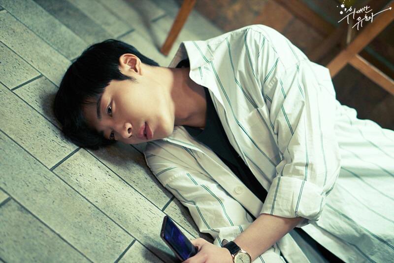 wdohwanpics's tweet photo. What caused him to lay there like that? Is he poisoned? I’m worried about our Kwon Shi Hyun.. I’m gonna be afraid to watch ep 13-14 tonight.. 

#위대한유혹자 #TheGreatSeducer #Tempted #우도환 #WooDoHwan https://t.co/NwYFqQBxnH