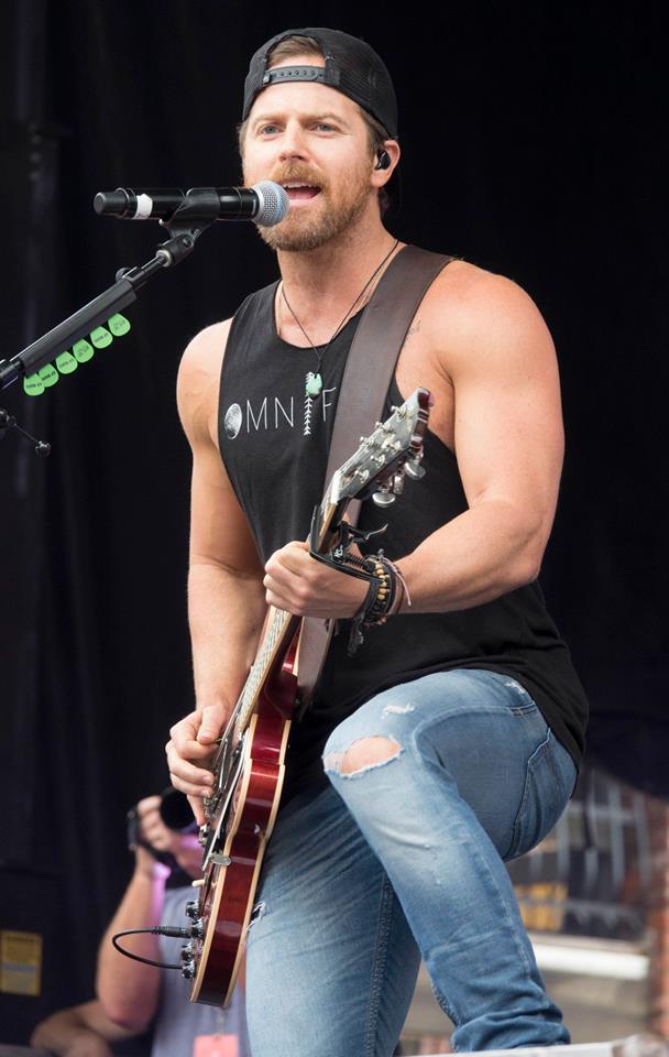 Happy Birthday à Kip Moore, de son vrai nom Kip Christian Moore, né le 2 avril 1980 à Tifton en Géorgie. 