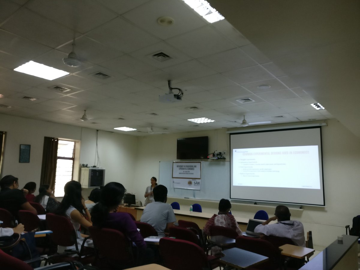 inhouseconomist's tweet photo. What is #experimentaleconomics? How do we conduct experiments to tell us more about human behaviour? @hansika_kapoor explains at the @sabeconomics workshop at GIPE-Monk Prayogshala #BehExpEcon workshop https://t.co/WLPyPIgmMn