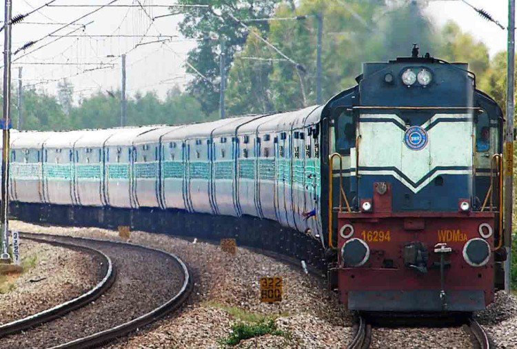news24tvchannel's tweet photo. रेलवे में 8वीं पास के लिए निकली नौकरी, करें अप्लाई #railway #8thpass #govtjob https://t.co/ERIpu5xDHf https://t.co/JuhlrMmTS0