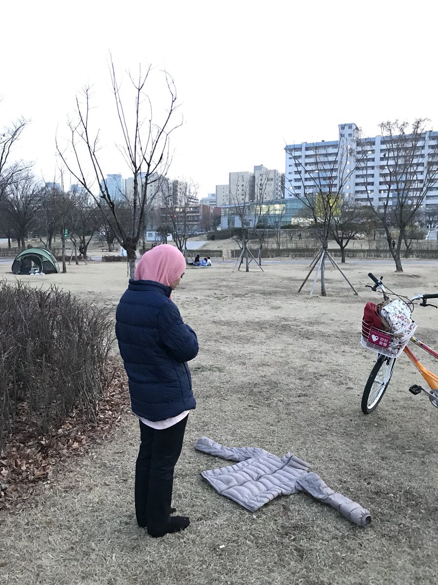 Since, ada yang still curious. How to manage time untuk solat semua. Kitaorang solat dekat tempat lapang & solat jamak utk zohor-asar. maghrib-isyak solat dekat hotel. Plus, kita Guna apa yang ada je tak pakai telekung. yes, Korean people semua okay je 