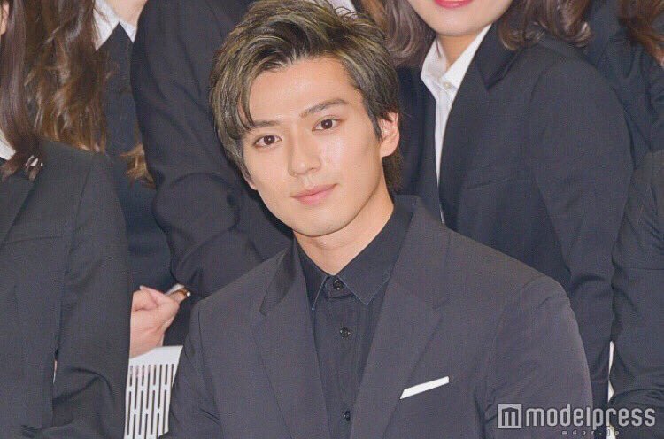 新田真剣佑 Samantha Thavasaの入社式にサプライズ登場 真剣佑髪染めてる Zero Topiaのときもこの髪の色なのかな T Co Oteicuzfix Twitter