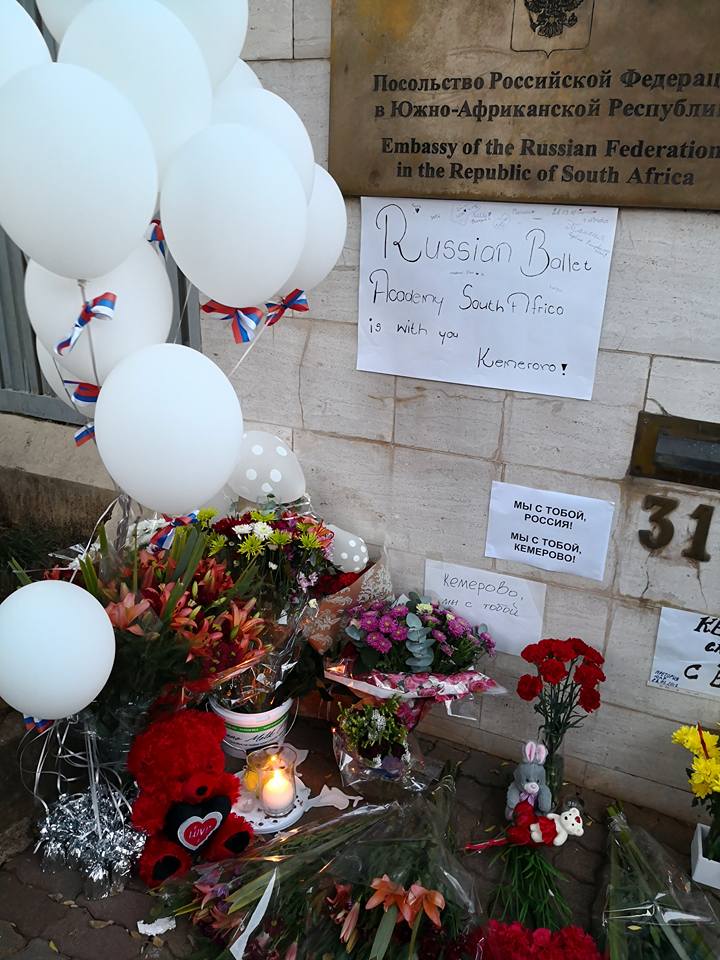 EmbassyofRussia's tweet photo. Russian compatriots and South Africans send condolences and bring flowers to @EmbassyofRussia following the #Kemerovo tragedy. We thank everyone who has expressed solidarity with the Russian people and sorrow for the victims – we are deeply touched by your support #RussiaSA https://t.co/qaxusb3Egj
