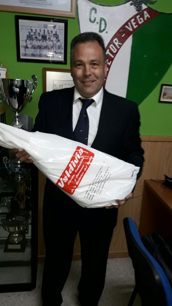 Enhorabuena a los ganadores del sorteo organizado por el <a href="/CD_HuetorVega/">CD Huétor Vega</a>. Los últimos afortunados en ganar el rico jamón ya lo tienen en sus manos. ¡A disfrutarlo!.