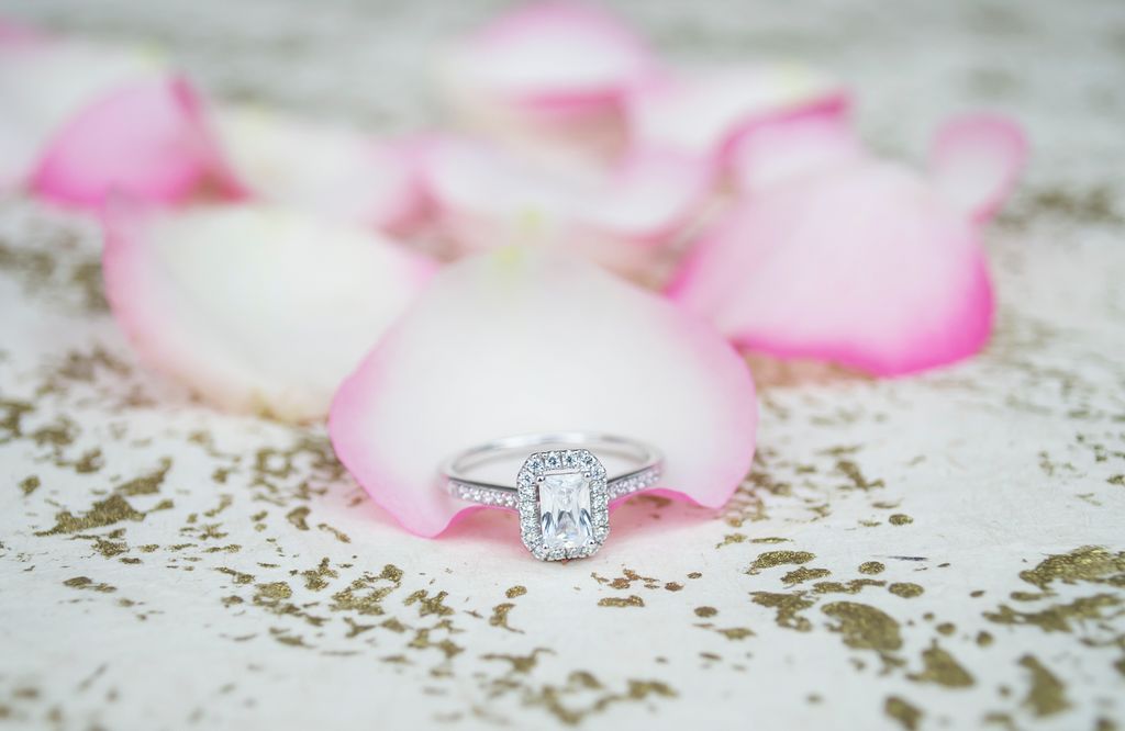 NightingaleSays's tweet photo. Here's some sparkle to start your Monday off right! The Saturna is an emerald cut diamond ring with a gorgeous diamond studded halo and diamond set shoulders for even more glamour 💖 #diamondsfordays https://t.co/W62qW1N0pB