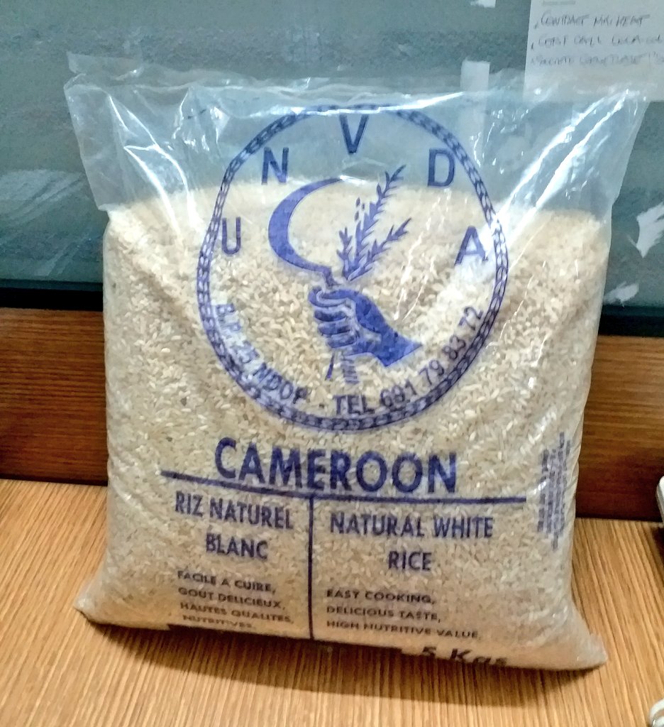 aristidemabatto's tweet photo. Quand tu arrives au bureau le matin et découvre sur ton bureau un cadeau de ton collègue qui a passé son week-end à Bamenda et a pensé à te ramener 5kg de riz bio de Ndop par #UNVDA
#WeAreOne
#ConsommerLocal 
Thank you JP. https://t.co/ZqTB746D35