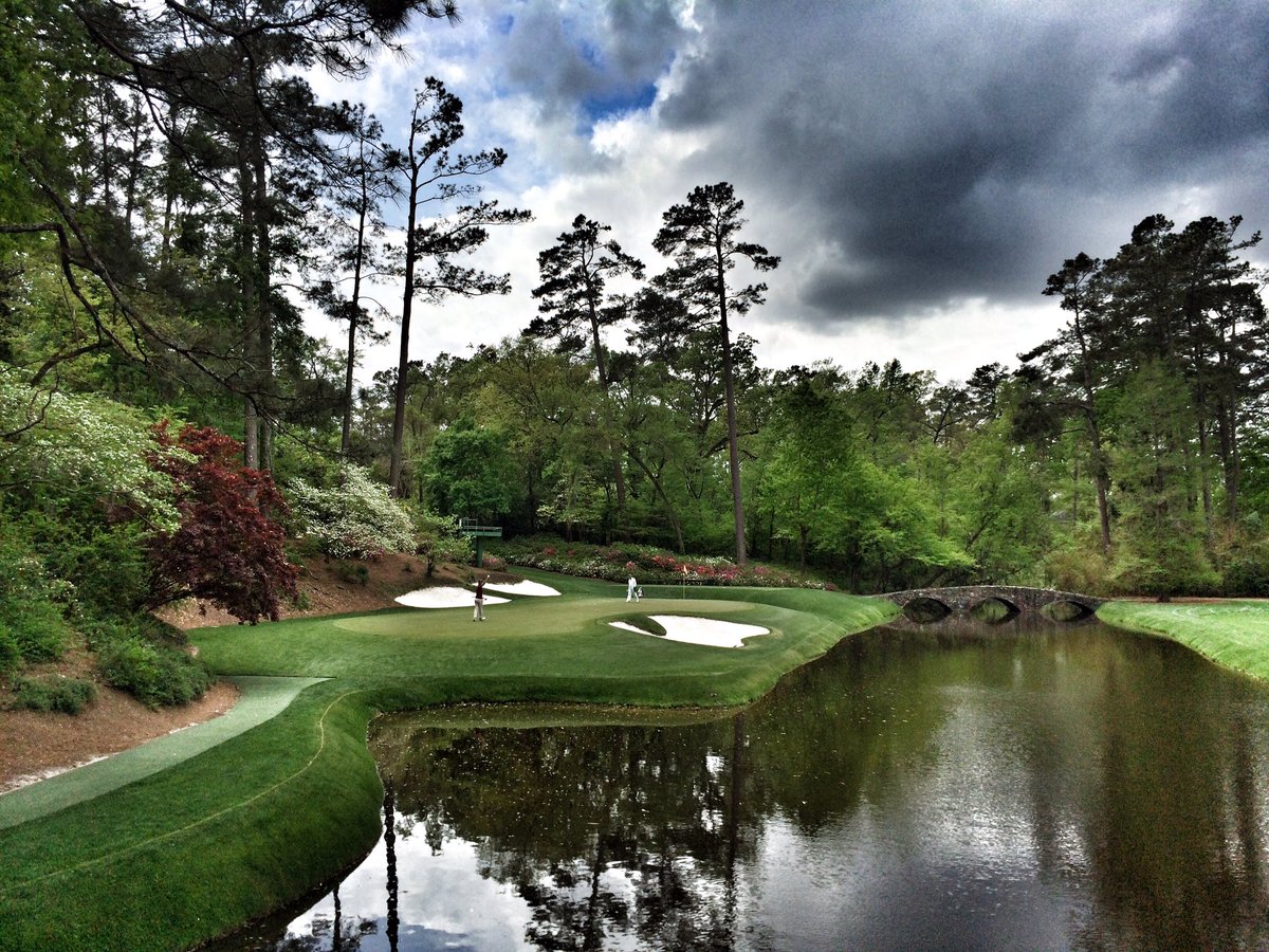 MartinCoulomb's tweet photo. Voila donc le paradis vert qui s'ouvre pour une semaine... @TheMasters 😍 #golf #HoganBridge #MastersWeek #AugustaNational https://t.co/jBHx3DnKUn