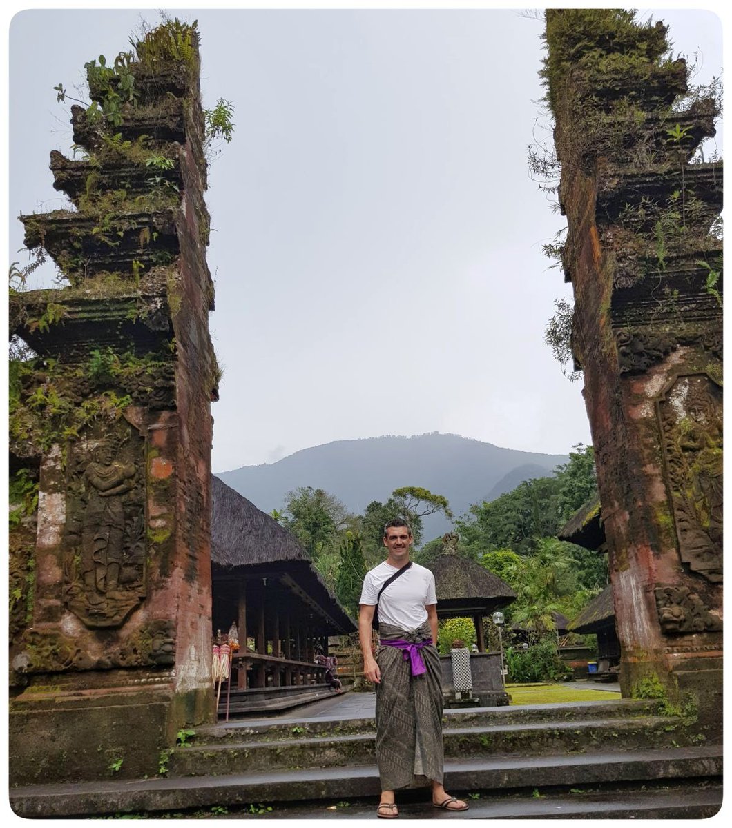 ⚠️ “If you go into a goat stable, bleat; if you go into a water buffalo stable, bellow.”

As John is fashionably displaying here, this local Indonesian 🇮🇩 equivalent of “when in Rome, do as the Romans do”.

#WhenInRome #CulturalEtiquette #Intercultural #CrossCultural